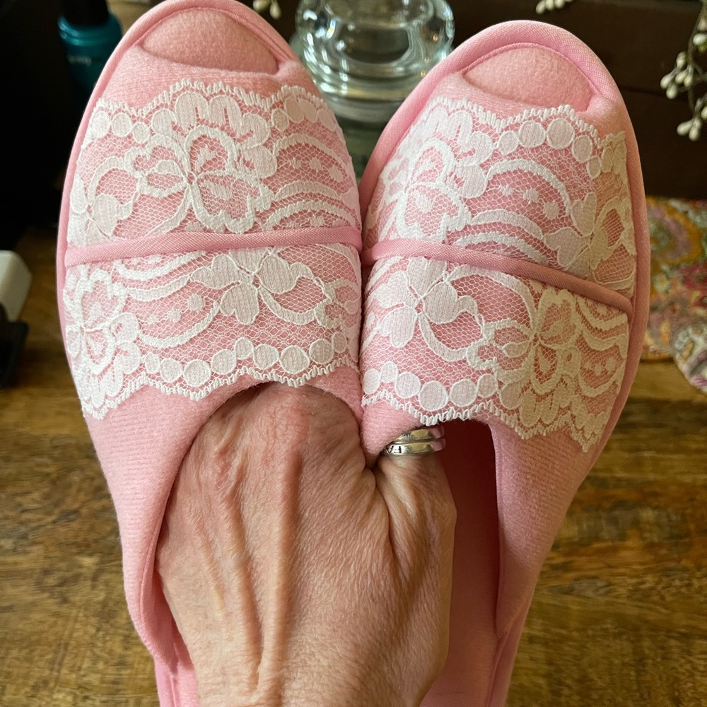 Women’s pink slippers XL